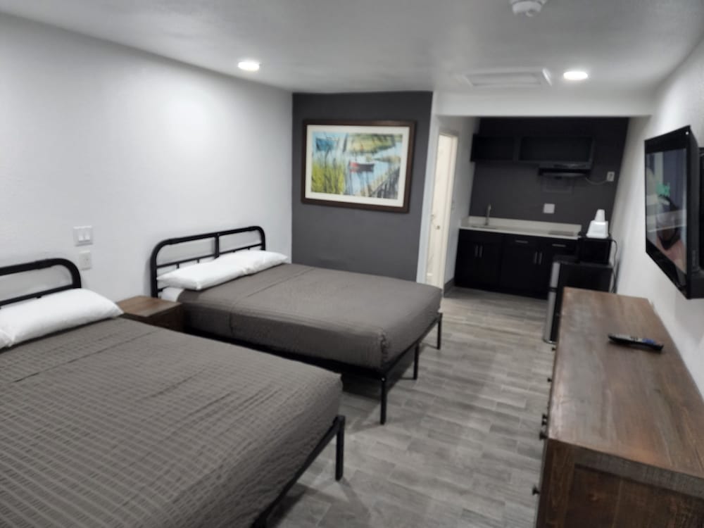 Room, 2 Queen Beds, Non Smoking (Efficiency) - Photo 4