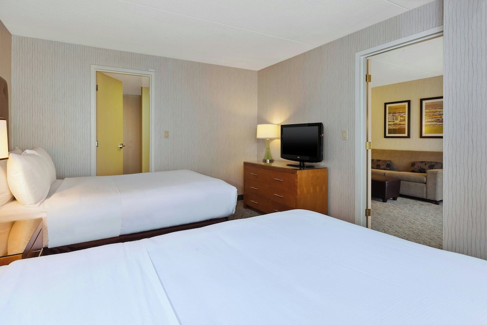 Suite, 1 Bedroom, Balcony - Photo 2