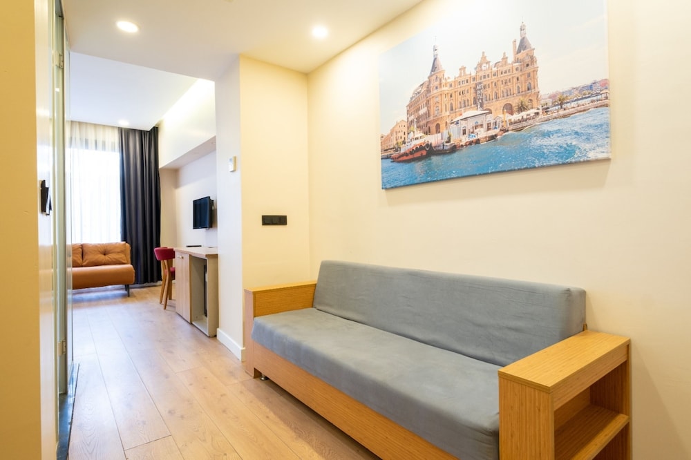 Family Room, City View photo 2