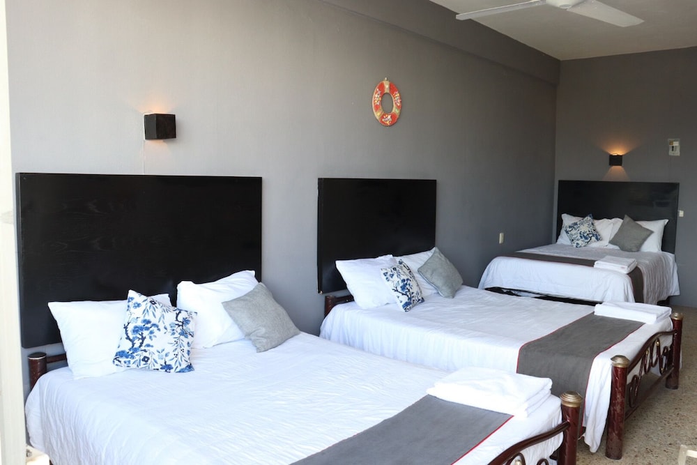 Standard Room (3 Double Beds) photo 2