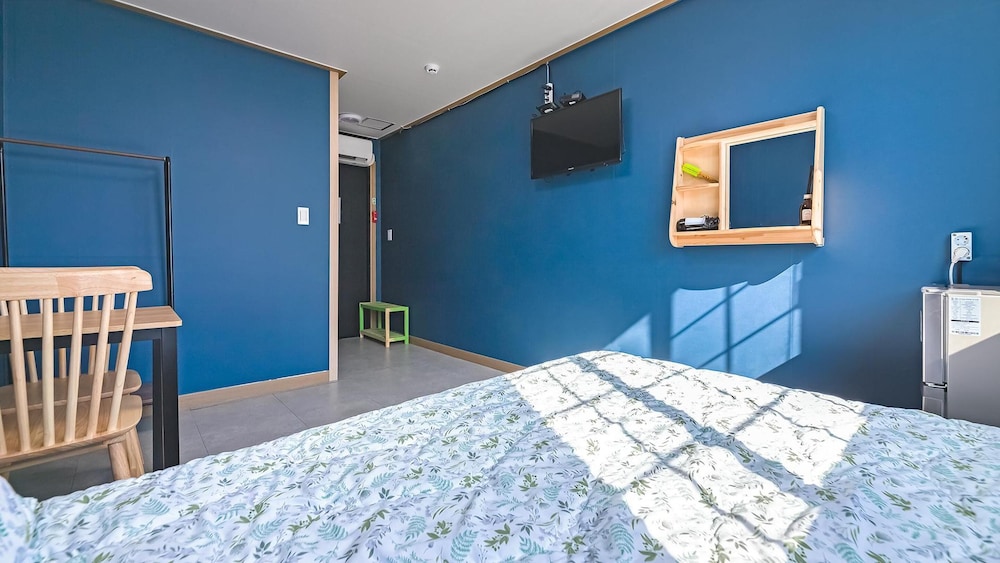 Basic Room, 1 Bedroom (206 (No Pet)) photo 2