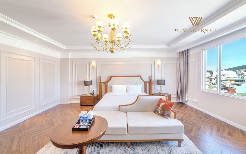 Executive Double Room, Bathtub, City View photo 3