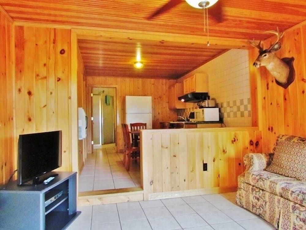 Cabin, 2 Bedrooms (No Pets) photo 3