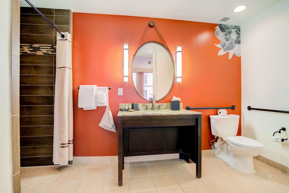 Room, 1 King Bed, Accessible (Mobility & Hearing, Roll-in Shower) - Photo 6