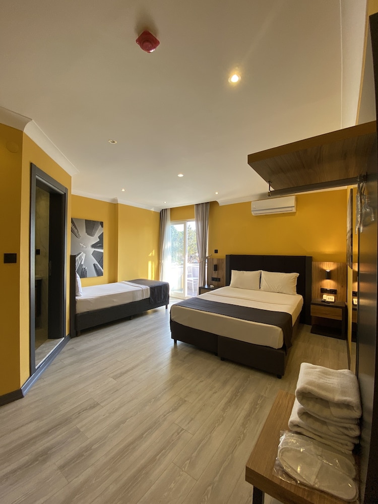 Classic Triple Room, Sea View photo 2