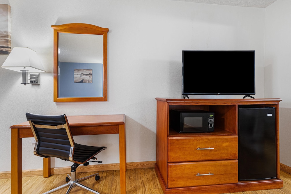 Suite, 1 King Bed, Non Smoking, Refrigerator & Microwave (with Single Sofabed;Larger Room) - Photo 3