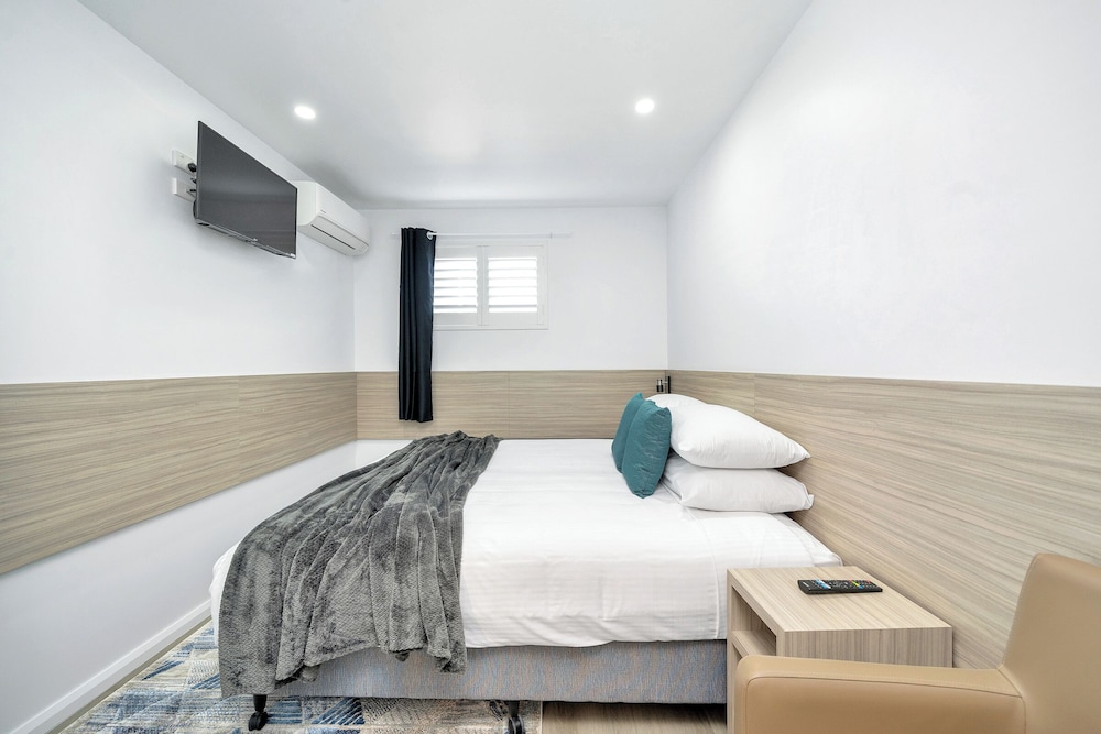 Family Room, 2 Bedrooms, Kitchenette, Ground Floor photo 2