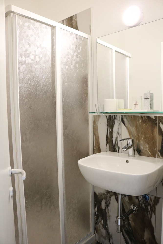Standard Double Room - Photo 11