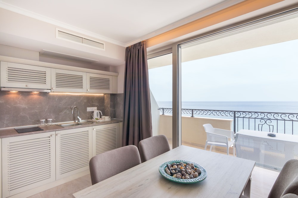 Suite, Sea View