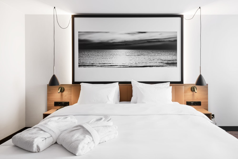 Privilege, Room, 1 Queen Bed - Photo 3