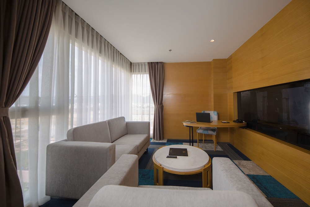 Signature Suite, 1 King Bed photo 3