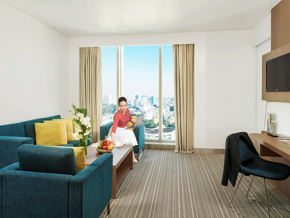Executive Suite, 1 King Bed, Premier Lounge Access, Panoramic City View photo 3
