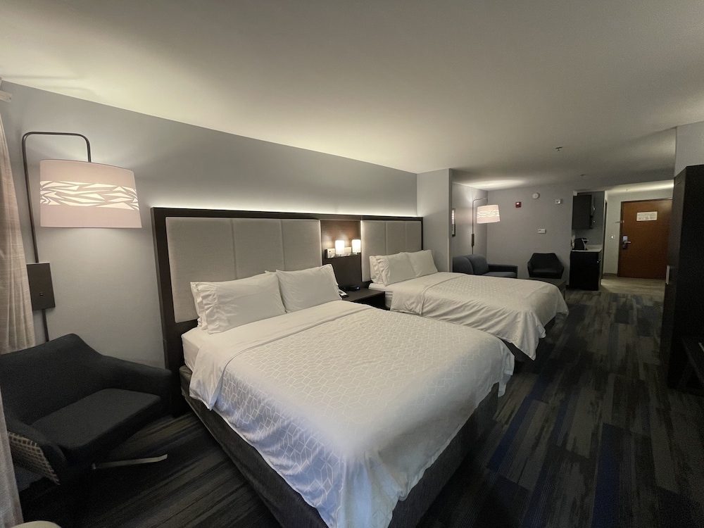 Suite, Multiple Beds - Photo 2