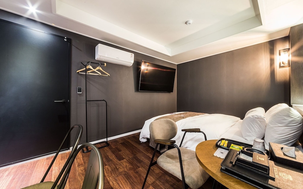 Room (Premium (OTT)) photo 2