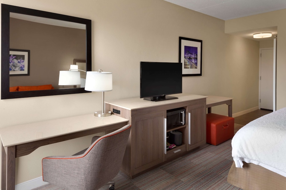 Room, 1 King Bed, Non Smoking, Refrigerator & Microwave - Photo 2