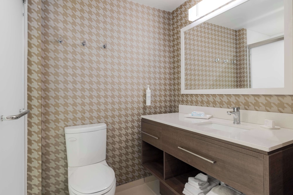 Suite, 1 King Bed, Corner - Photo 6
