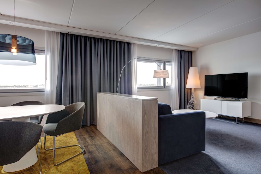 Suite, 1 Bedroom - Photo 7