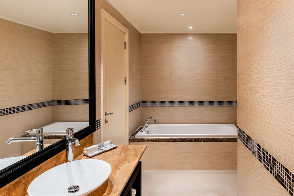 Two Bedroom Apartment with Free Shuttle to Beach - Photo 5