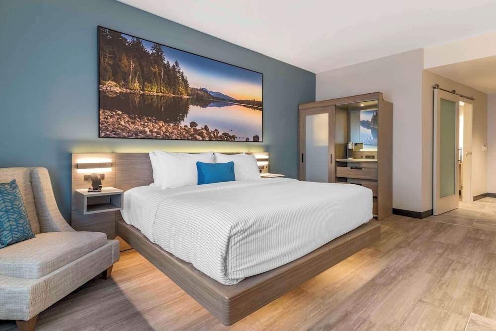 Suite, 1 King Bed, Accessible, Non Smoking - Photo 2
