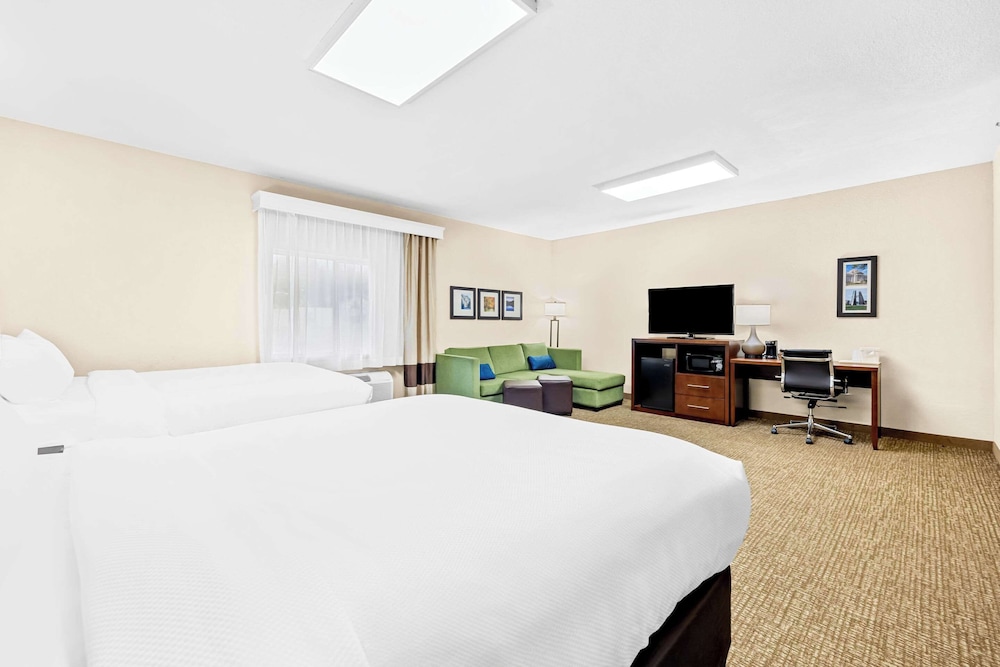 Suite, Multiple Beds, Non Smoking - Photo 2