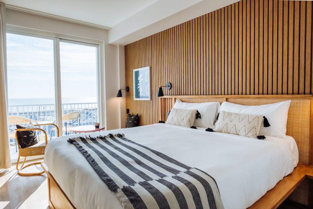 Deluxe Room, 1 King Bed, Terrace photo 1