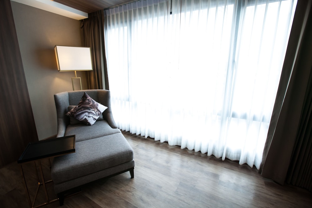 Deluxe Room, King Bed photo 3