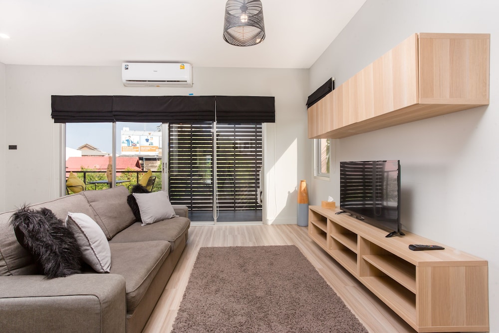 Two Bedroom Balcony Apartment - Photo 12