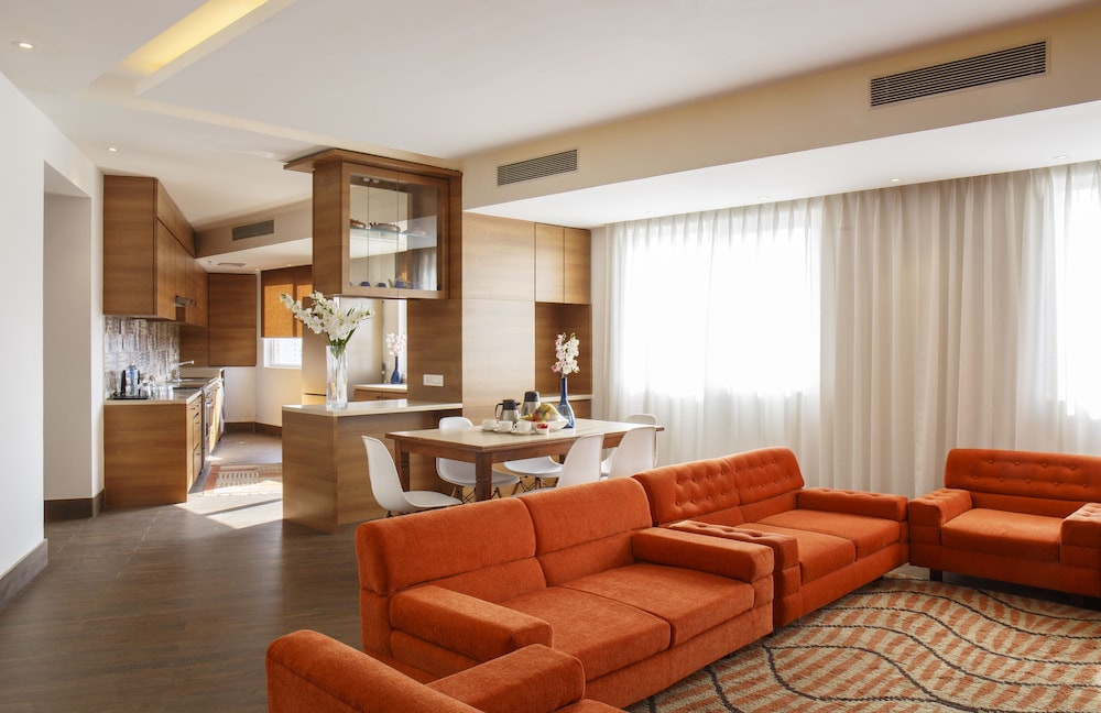 Junior Suite with Balcony - Photo 4