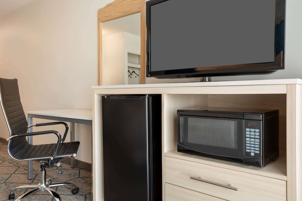 Suite, Multiple Beds, Non Smoking - Photo 3
