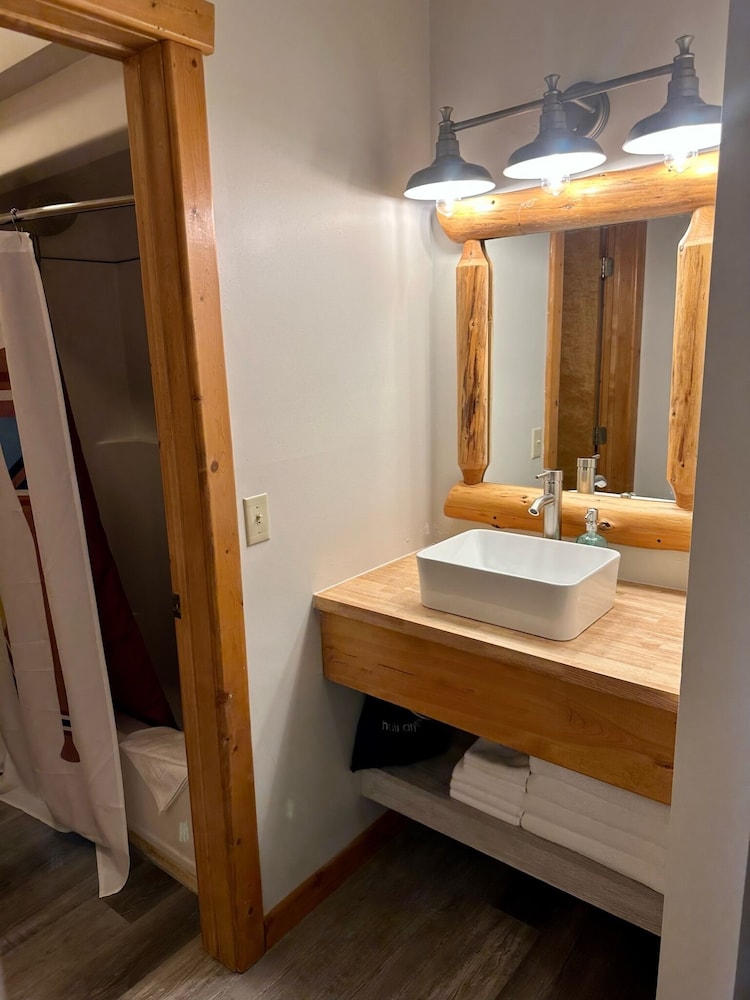 Standard Single Room, 1 Queen Bed, Lake View photo 3