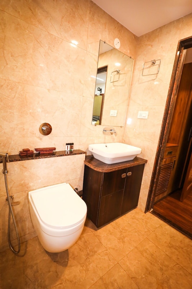 Deluxe Room, 1 King Bed, Balcony photo 2