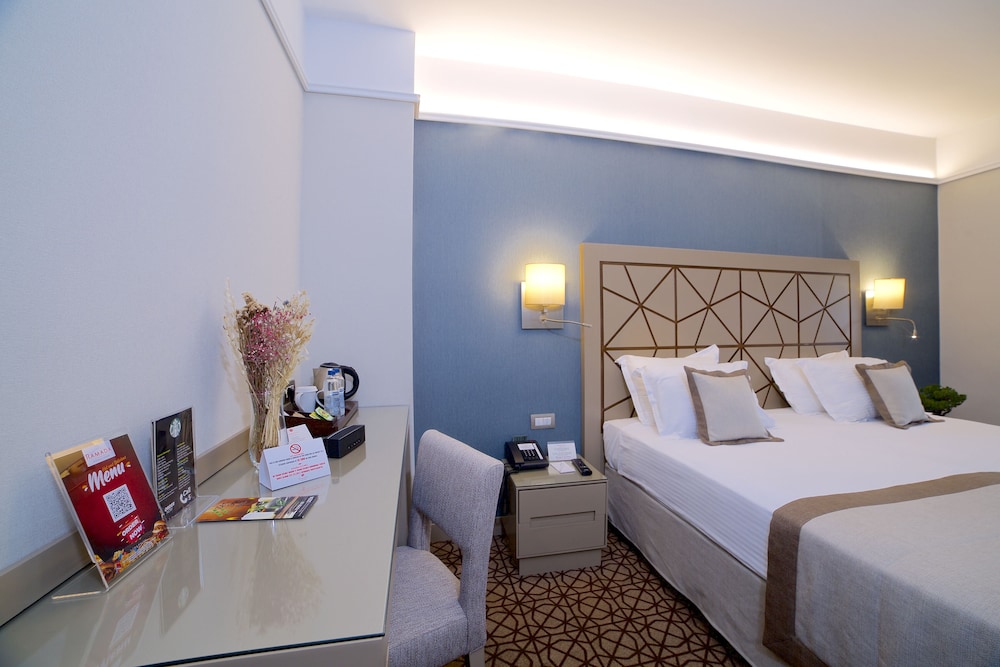 Superior Room, 1 King Bed photo 2