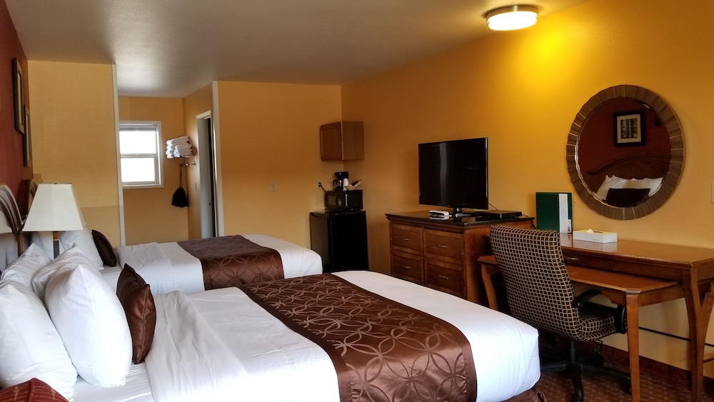 Deluxe Room, 2 Queen Beds, Refrigerator & Microwave photo 2