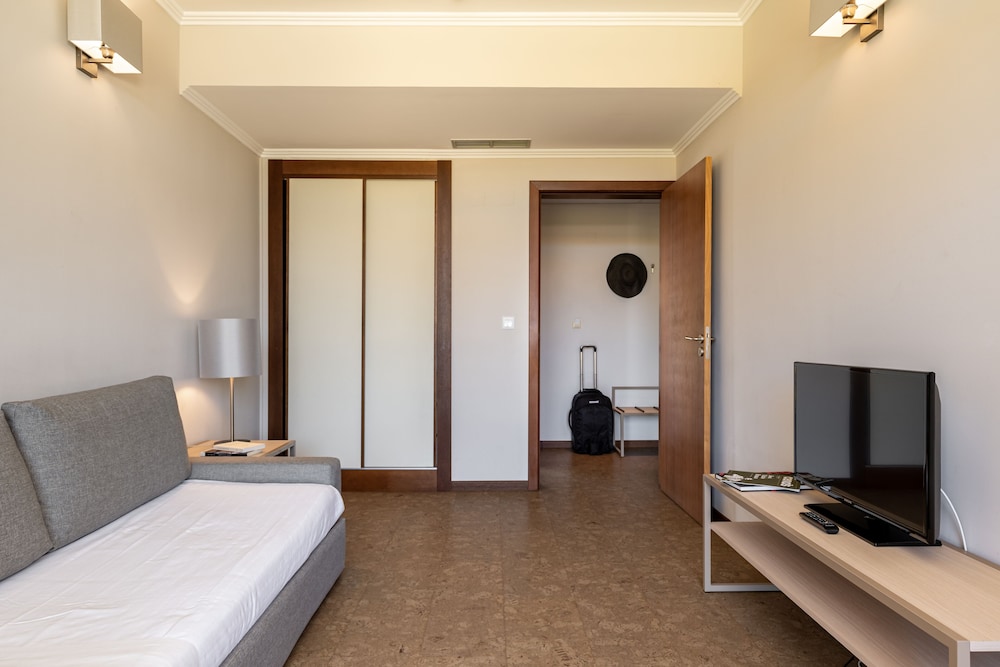 Family Suite, Pool View photo 2