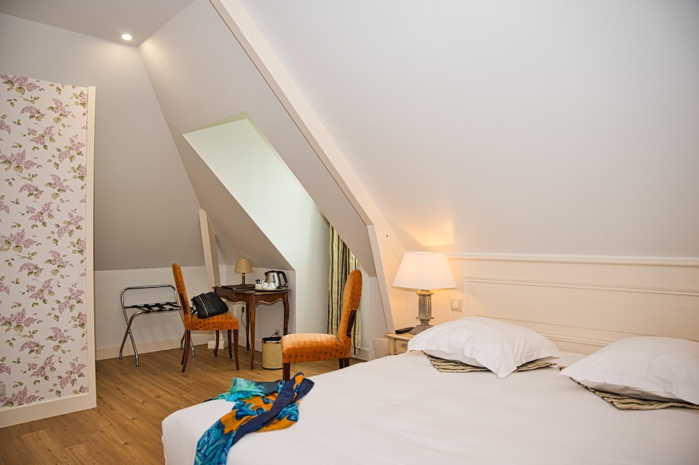 Charming Double Attic Premium Room - Photo 5