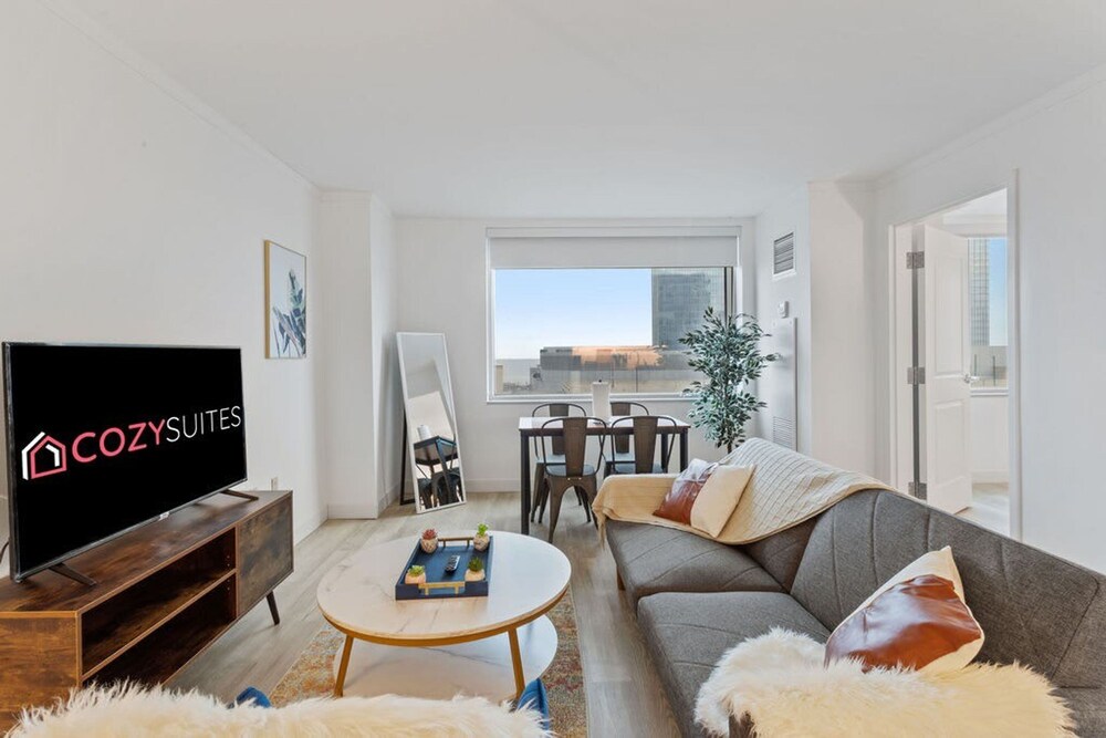 Beachfront 2BR 3BA Condo by Cozysuites, Billede 33