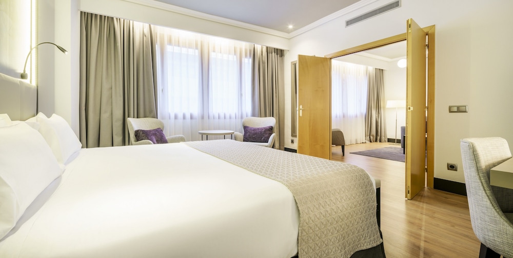 Junior Suite, 1 Queen Bed with Sofa bed - Photo 1