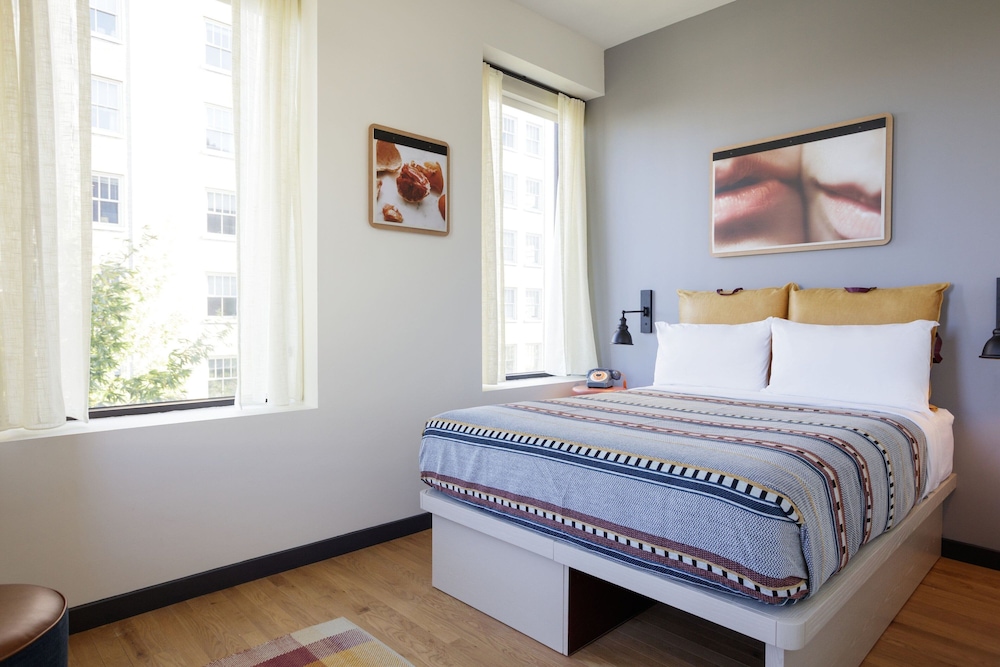 Room, 1 Queen Bed (Hearing Accessible) - Photo 3