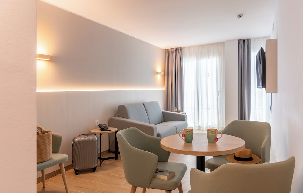 Family Suite, 2 Bedrooms (4 Adults + 2 Children)