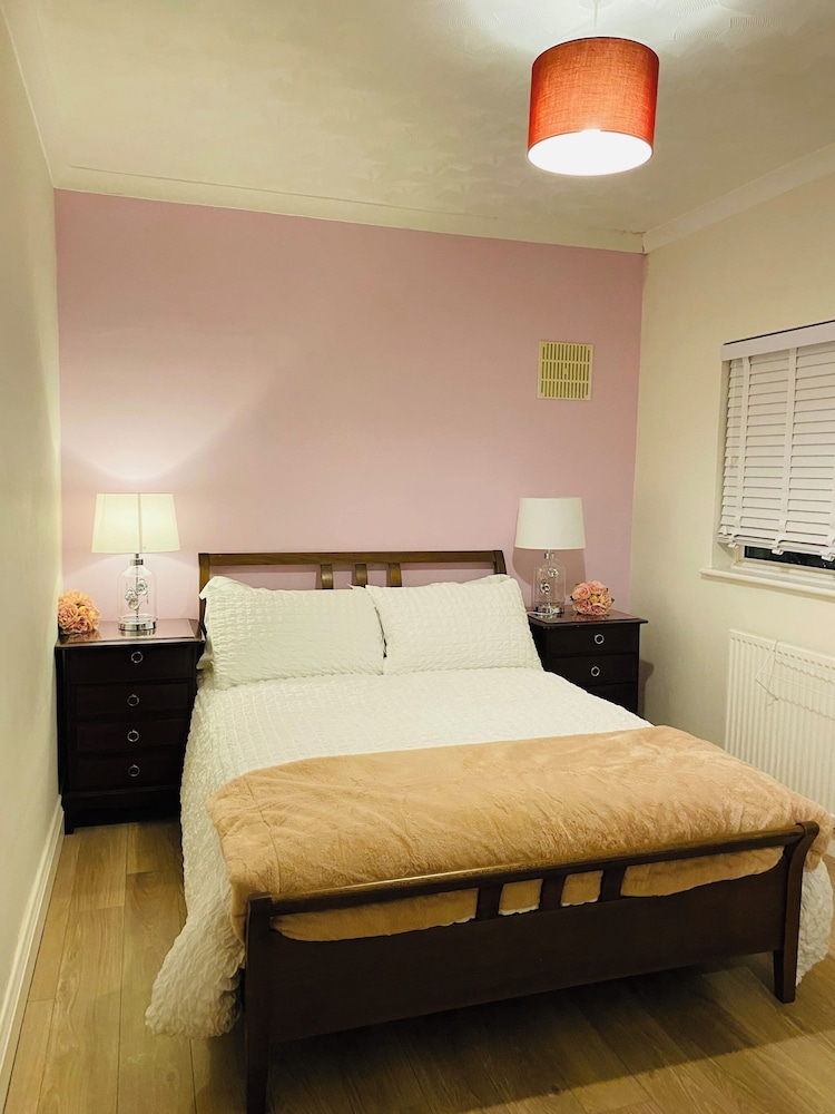 Relax in This Charming East Cowes House With Garden and BBQ, Zdjęcie 6