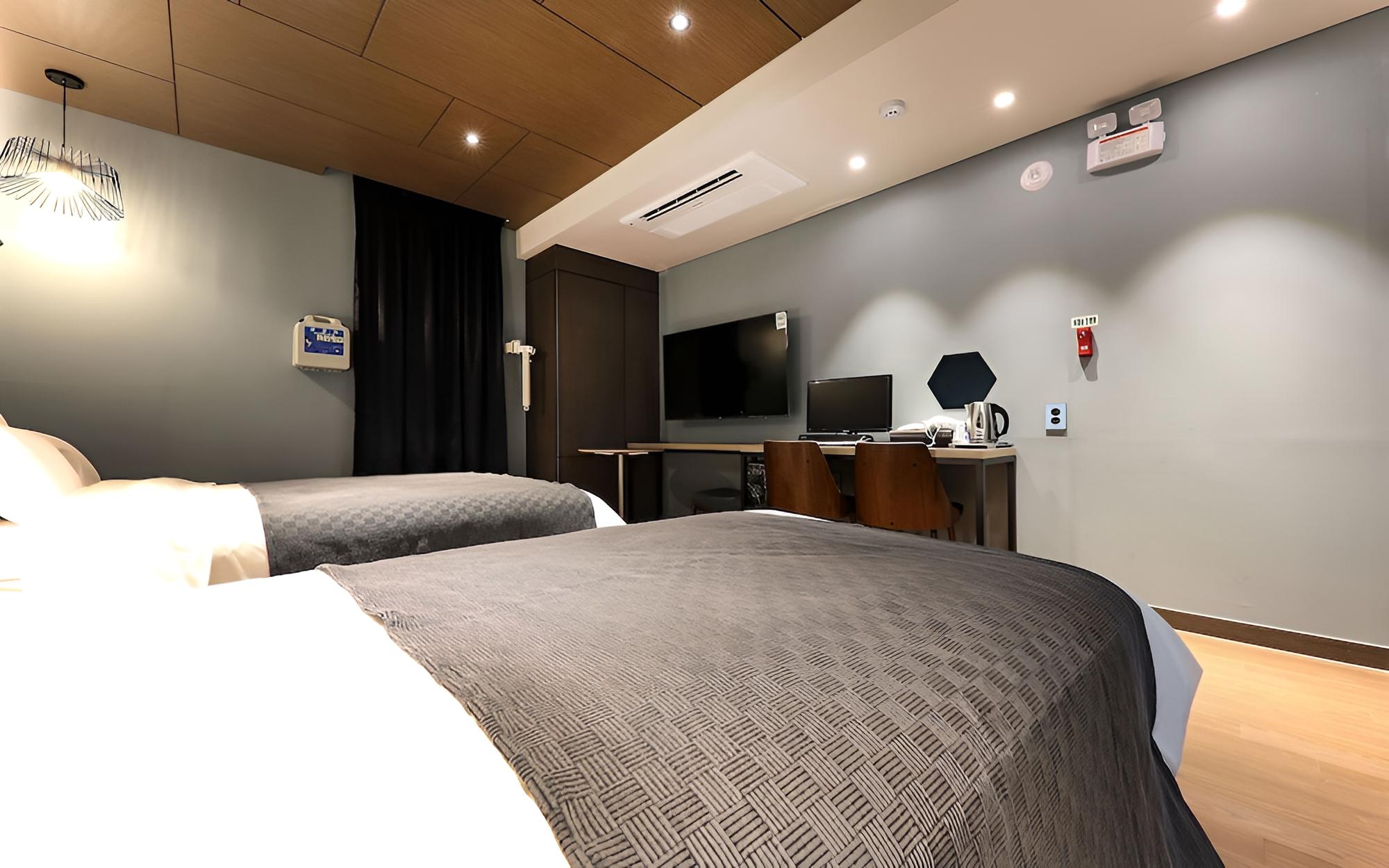 Room (Twin Room) - Photo 1