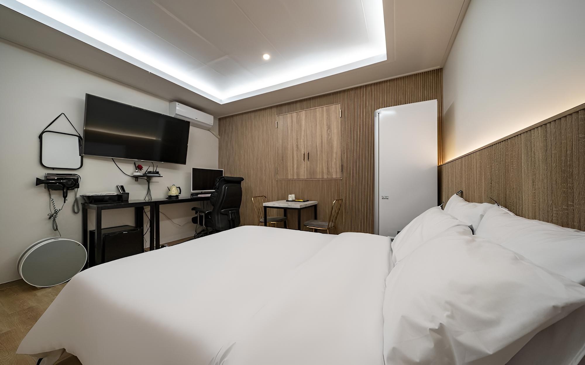 Room (Comfort Room (LG Styler Netflix Disne) photo 2