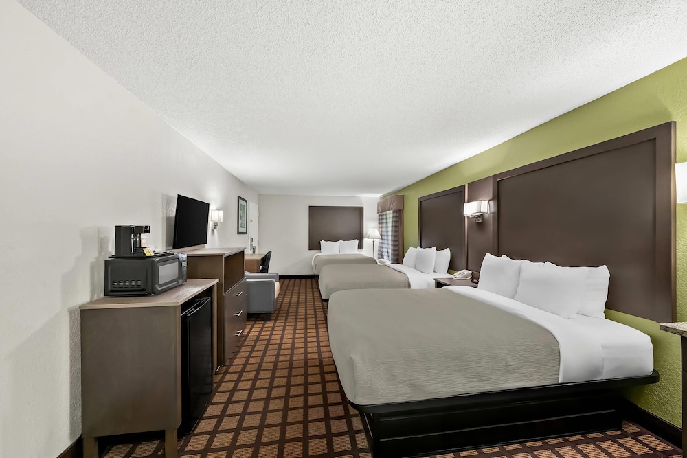 Standard Room, Multiple Beds, Non Smoking - Photo 6