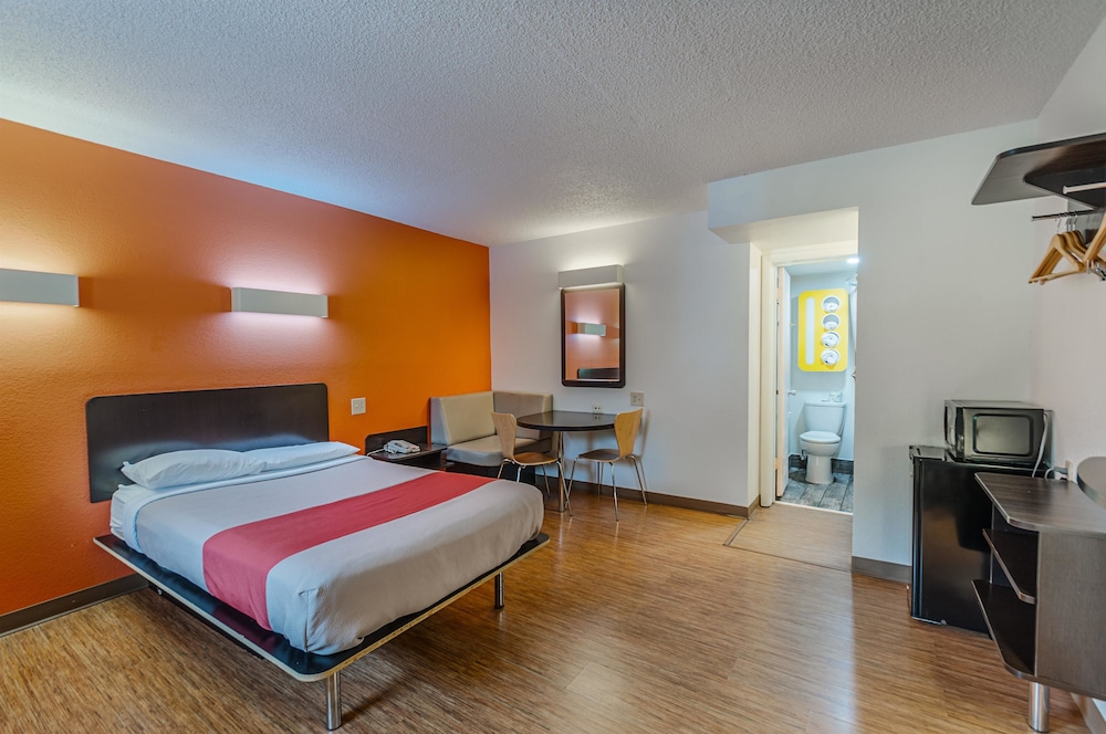 Standard Room, 1 Double Bed, Non Smoking, Refrigerator & Microwave - Photo 4