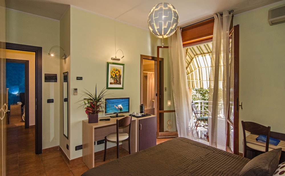 Superior Double Room, 1 Double or 2 Twin Beds, Balcony, Garden View photo 1
