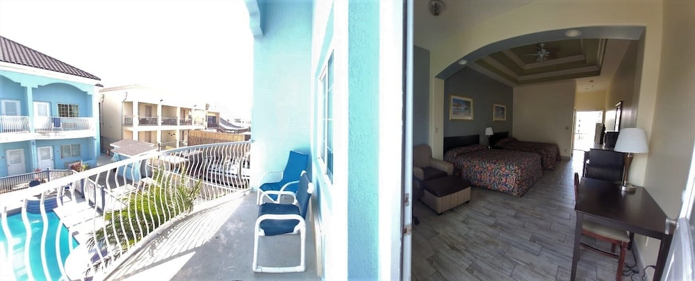 Room, 2 Queen Beds, Balcony, Pool View photo 1