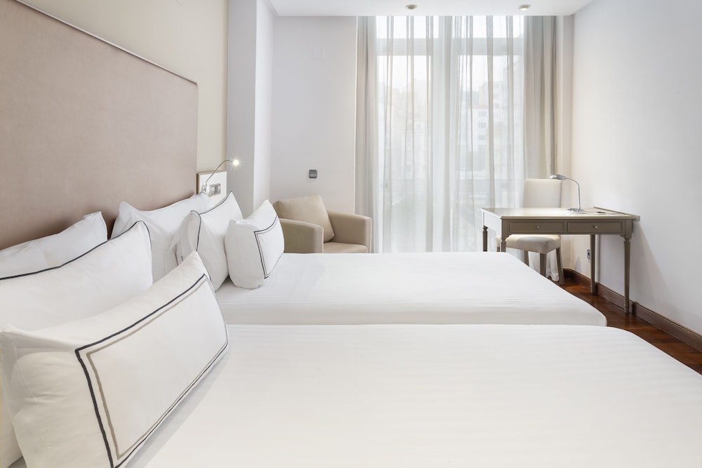 Melia Guestroom (2 Adults + 1 Child) - Photo 1