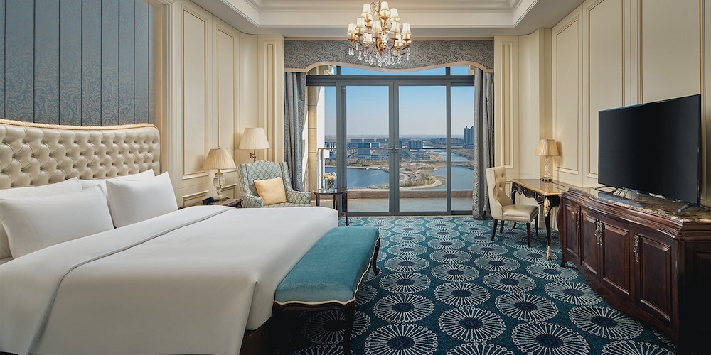 Standard Room, 1 King Bed, Lake View - Photo 2