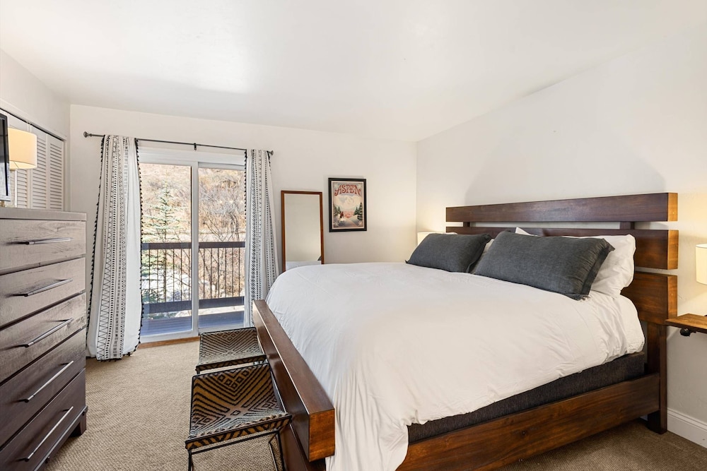 Condo (Woodbridge 34 C)