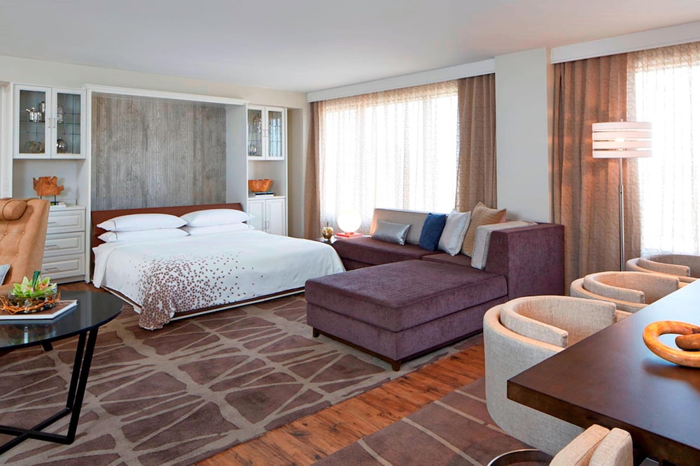 Suite, 1 King Bed - Photo 3
